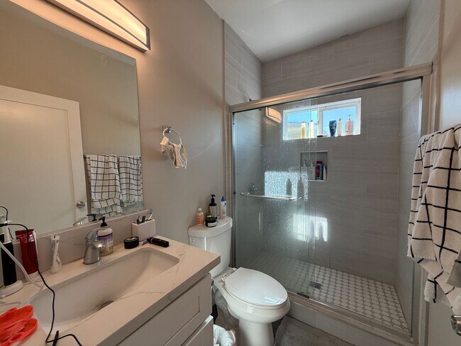 Building Photo - 7BD/4BA w/ Driveway Parking and Backyard!