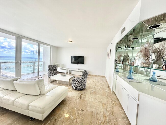 Building Photo - 16425 Collins Ave