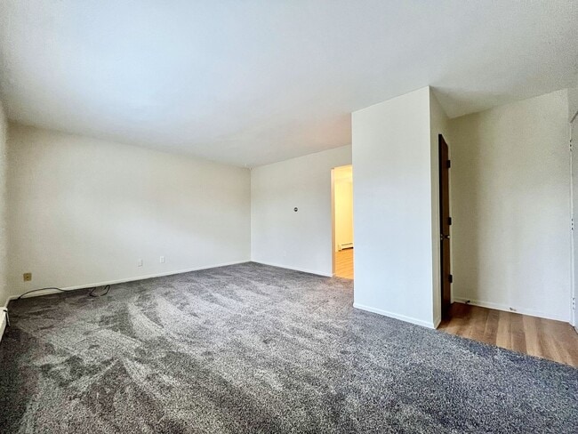 Building Photo - Two Bedroom Apartment in Northwest Grand Rapids - $400 Off Move-in by 2/15/26!