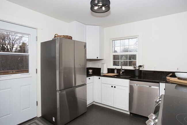 Building Photo - A Turnkey 4 Bed 2 Bath Furnished Retreat