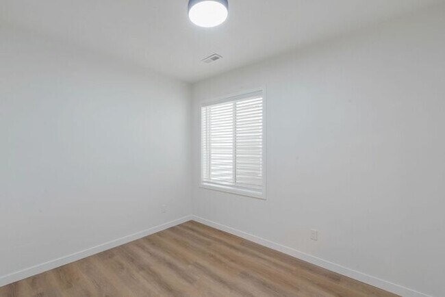 Building Photo - Like New Chic, Modern Spotless w 2 car attached