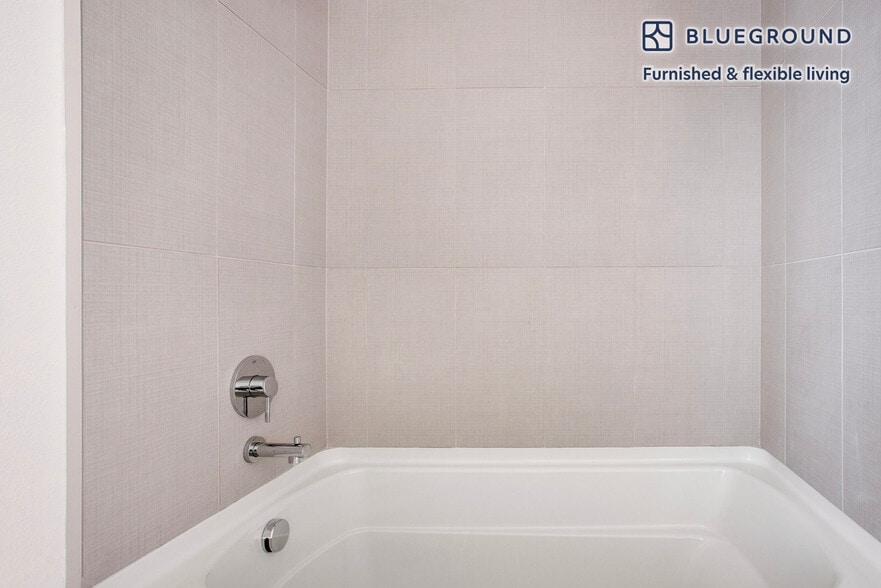 Building Photo - 760 S Serrano Ave