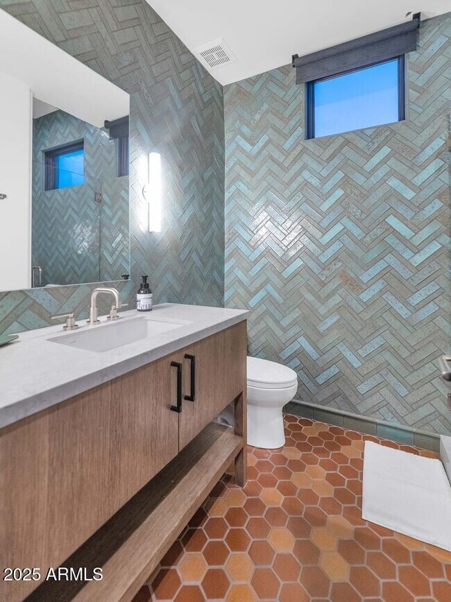 Building Photo - 5810 E Cholla Ln