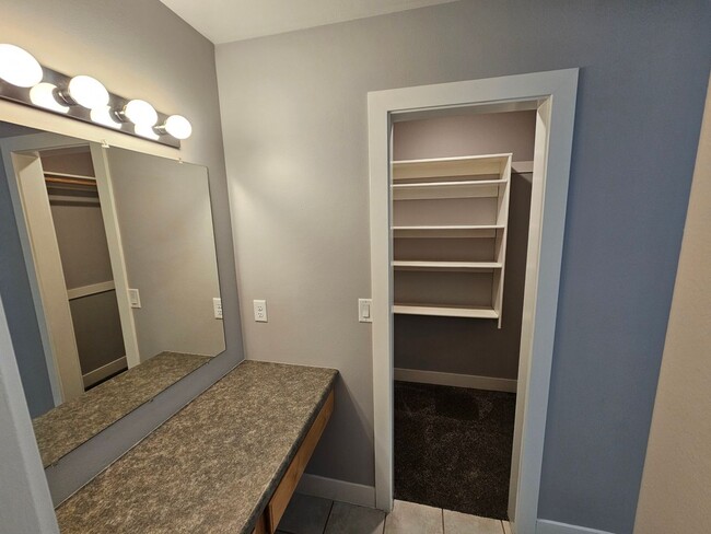 Building Photo - 3 bed 2 bath single level Home, Pet friendly