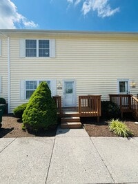 Building Photo - Conveniently located 2 Bedroom, 1.5 Bath Townhouse