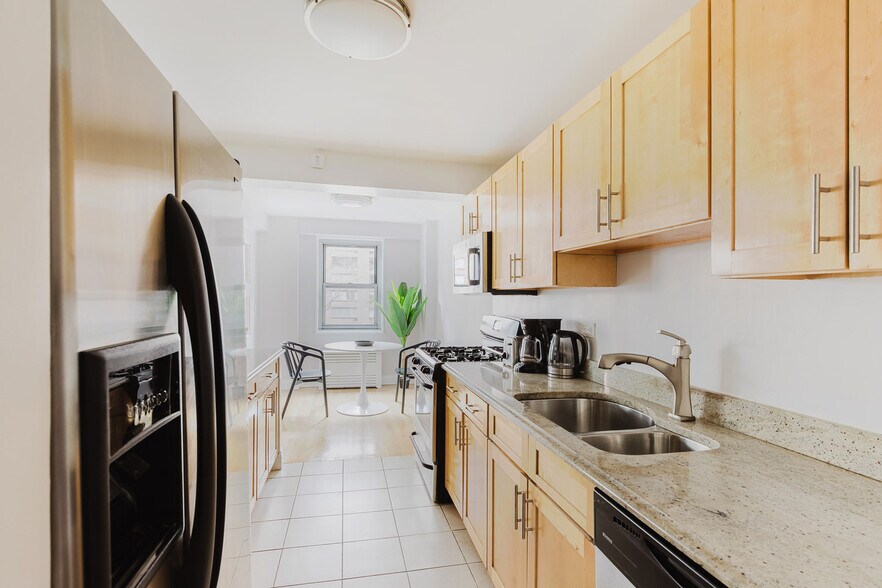 Building Photo - 50 W 97th St