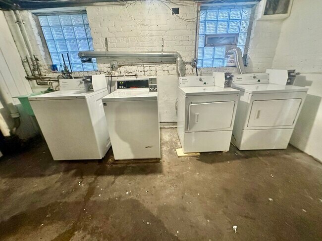 Building Photo - 6442 N Bosworth Ave