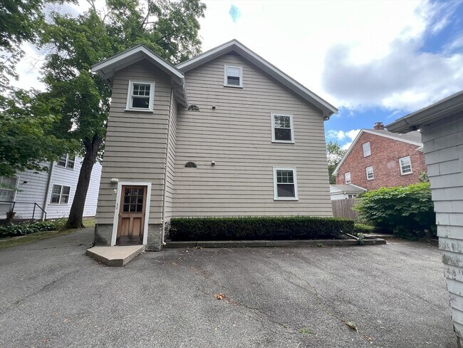 Building Photo - 17-19-19 Maple St