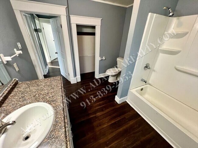 Building Photo - Cozy 4 Bed 2 Bath Home in KCK-Available NOW!!