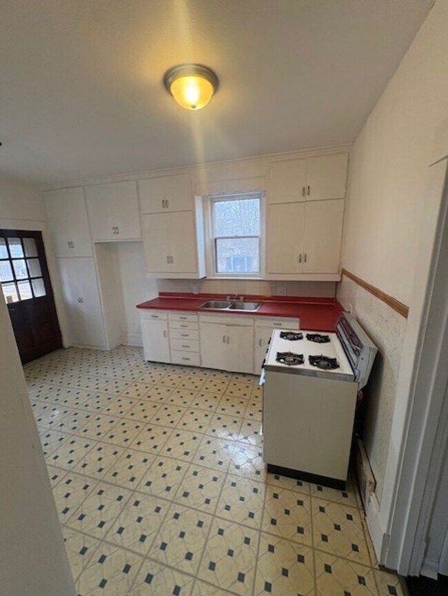 Building Photo - 1605-1605 N Linn St