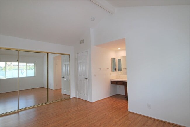 Building Photo - Spacious Cul De Sac House with Yard and Pool