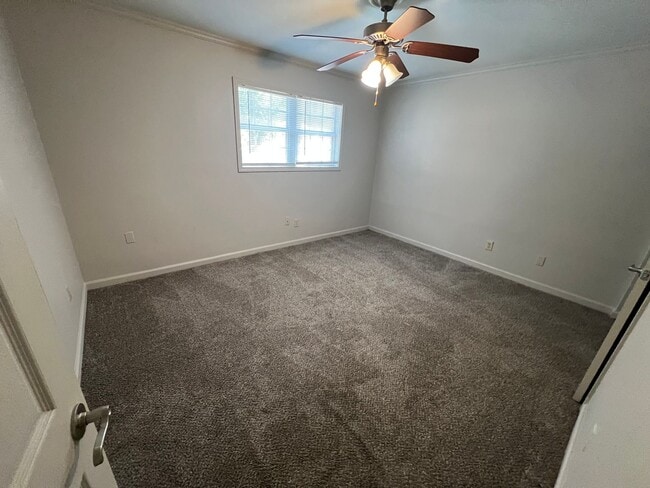 Building Photo - 2 Bedroom 1 Bath Apartment Close to Campus!