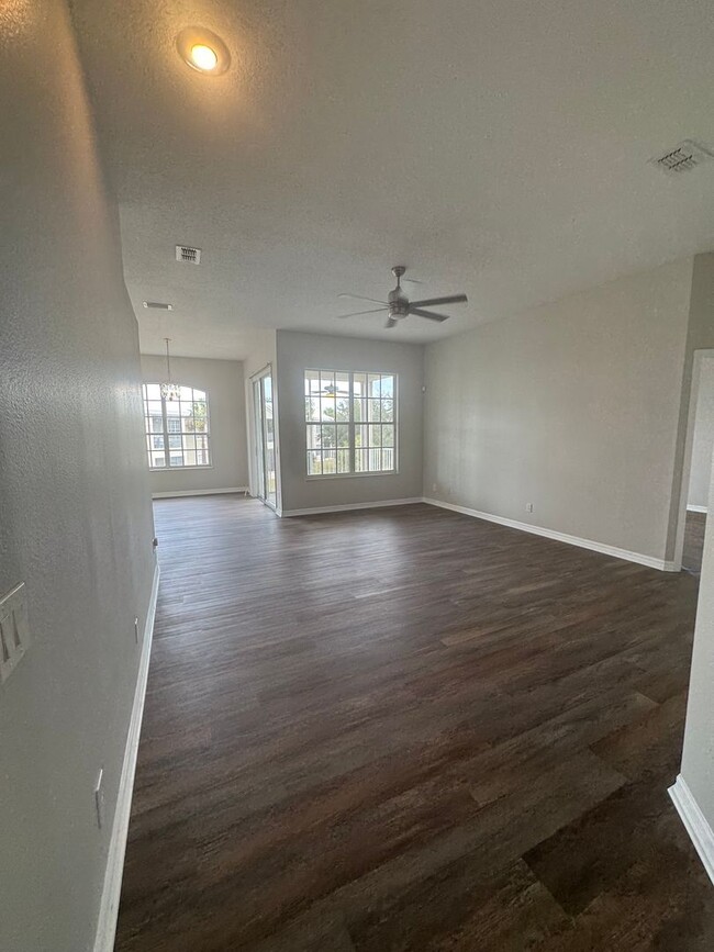 Building Photo - 3 BD / 2BA WATER VIEW CARRIAGE TOWNHOME