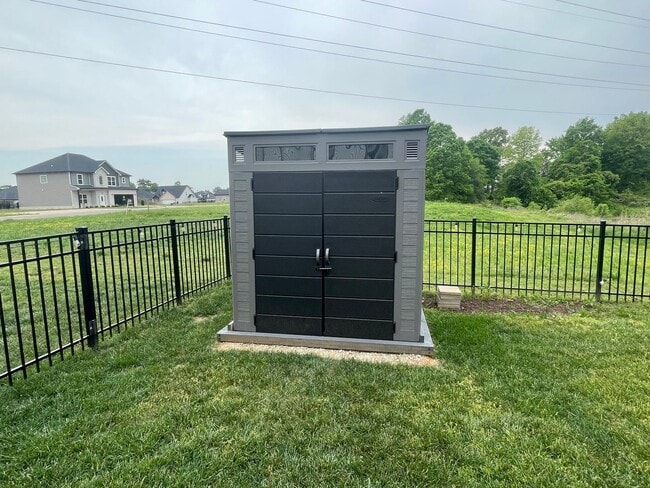 Building Photo - 4 Bedroom Pet Friendly Home For Rent with Club House, Comm. Pool, & Comm Gym Access!