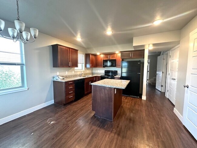 Building Photo - 385 480 W