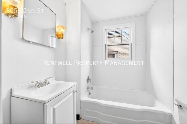 Building Photo - 805 22nd St