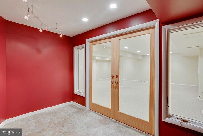 Building Photo - 9801 Clydesdale St