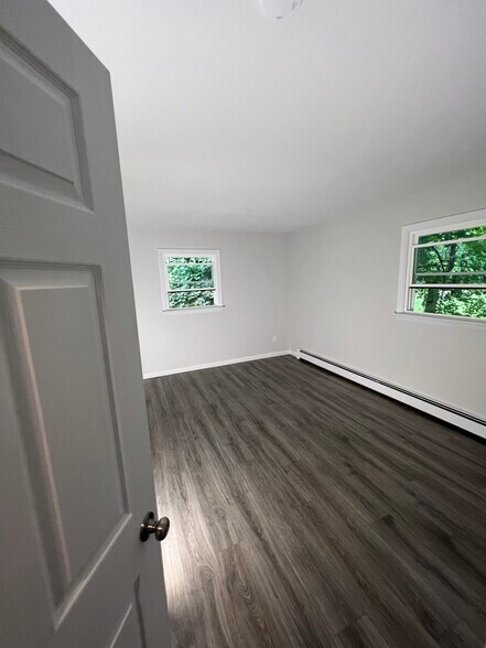 Building Photo - 30 Village View Ln