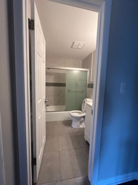 Full bath - 1746 Pine Tree St S