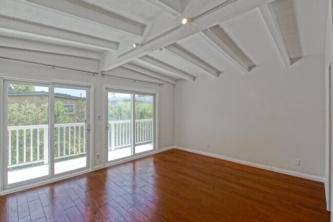 Building Photo - RECENTLY REMODELED, BRIGHT & AIRY 3BR2BA G...