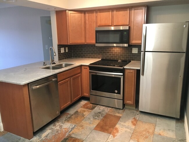 Building Photo - Summergate Parkway Condominiums