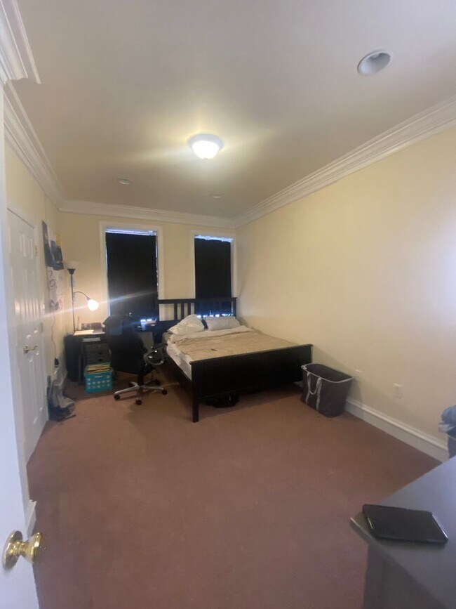 Building Photo - 4 Bedroom House in the Southside Flats!  Central Air. Washer and Dryer on Main Floor. Private Patio.