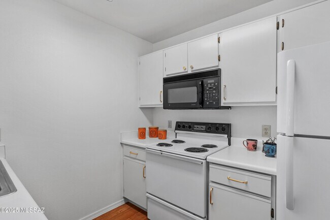 Building Photo - 5751 N Kolb Rd