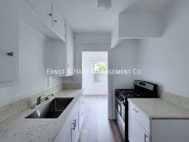 Building Photo - 906 Dawson Ave