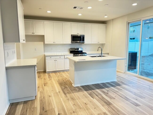 Building Photo - Newly built 5 + 3 With Solar! $4000/Month