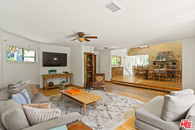 Building Photo - 2026 Topanga Skyline Dr