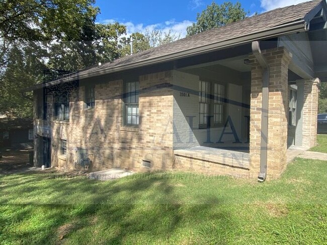 Building Photo - Hillcrest 2 Bedroom Bungalow