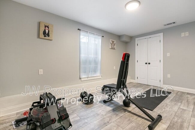 Building Photo - 324 N Roman St