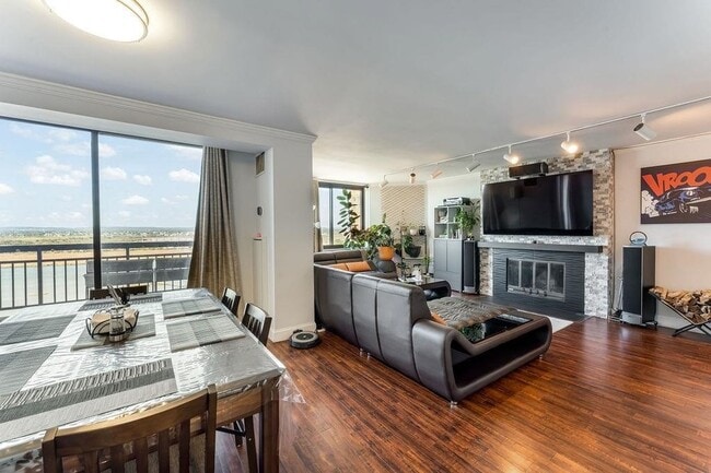 Building Photo - 2110 Harmon Cove Tower