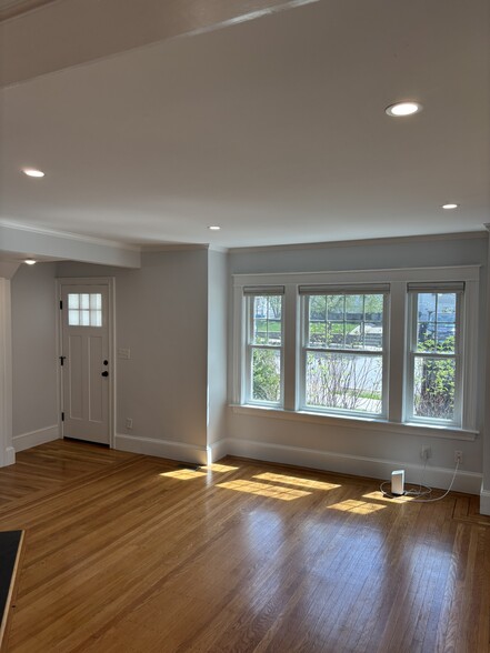 Building Photo - 168 Forest St