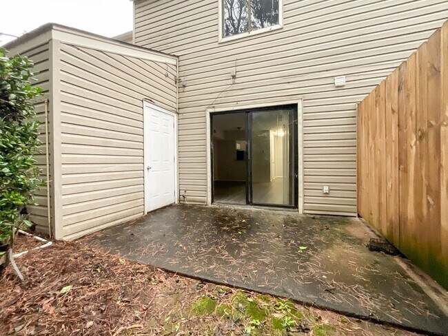 Building Photo - COMING SOON! Charming 2-Bed, 1.5-Bath Retr...