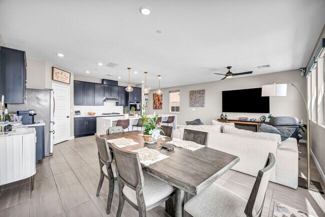 Building Photo - Spacious 5-Bedroom Home with Loft, Pool & Mountain Views