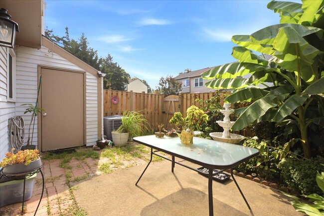 Building Photo - 899 Holborn Ct
