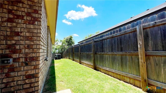 Building Photo - 405 Sladecek Dr