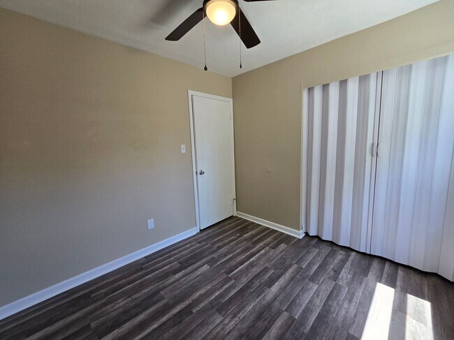 Building Photo - 5523 Livingston Dr