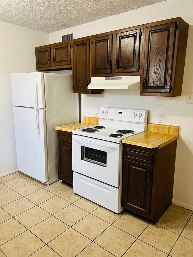 Building Photo - 6015 Bedford Dr