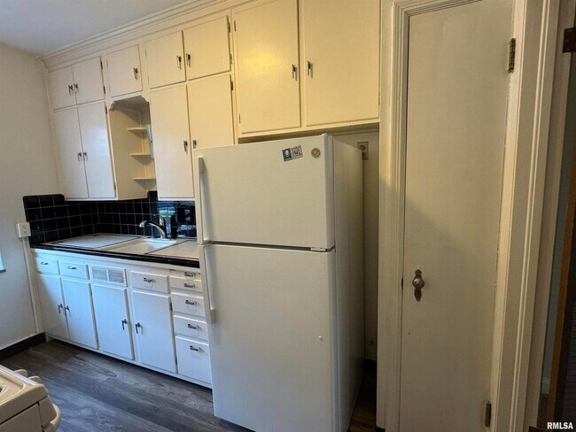 Building Photo - 405 W Columbia Ave