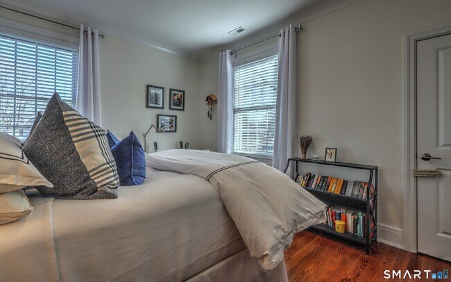 Building Photo - 30 Narrow St