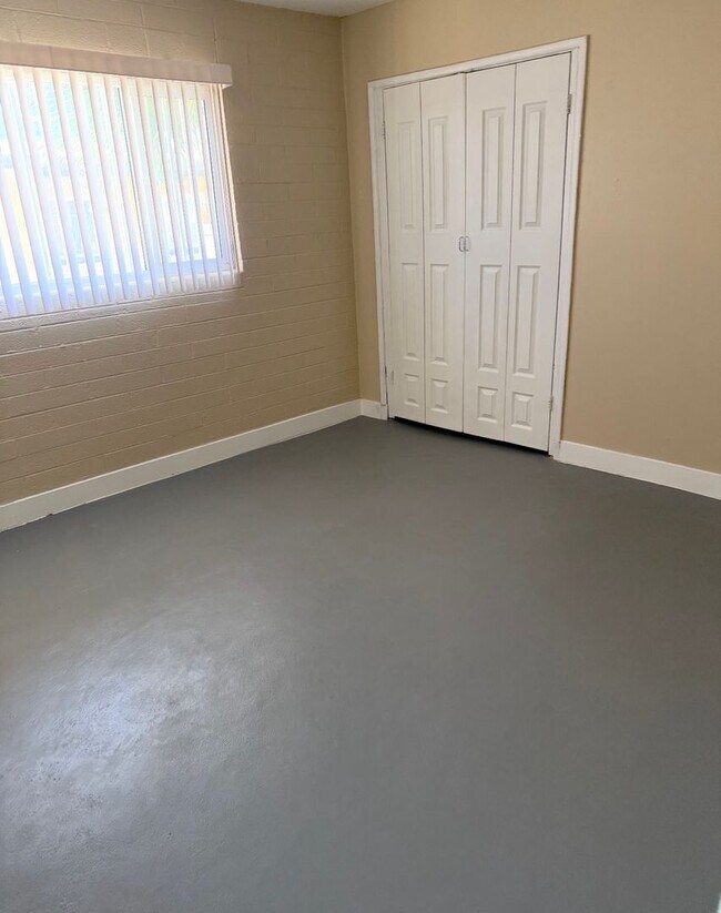 Building Photo - 2117 Ballard Dr