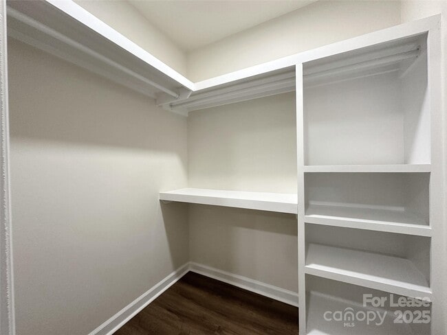 Building Photo - 226 Malvern Dr SW