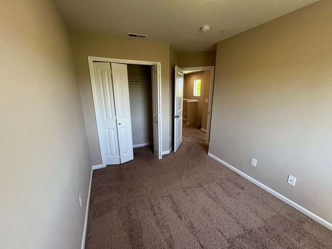 Building Photo - Morningside 3 Bedroom Townhome Happy Vally