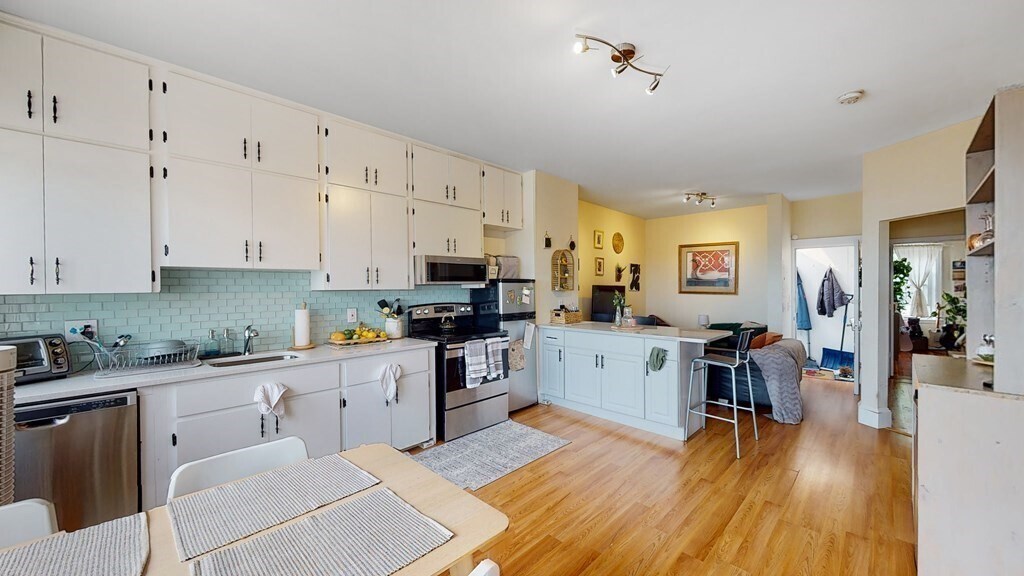 Building Photo - 112 Gladstone St