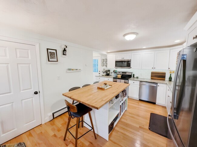 Building Photo - Beautiful Condo In Beverly MA!