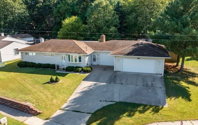 Building Photo - 3 Bedroom Home in Portage by West Lake