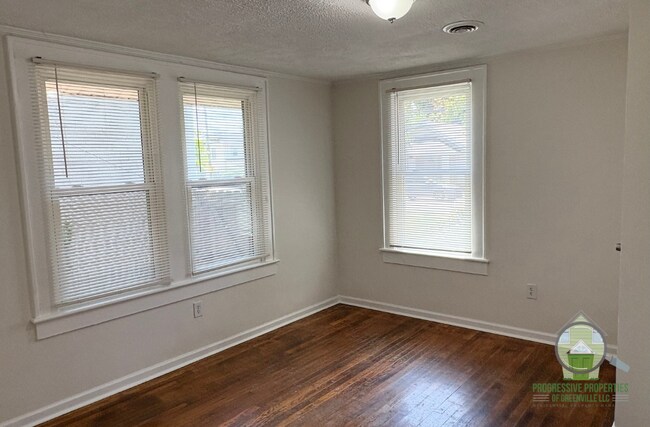 Building Photo - 518 Perry Ave