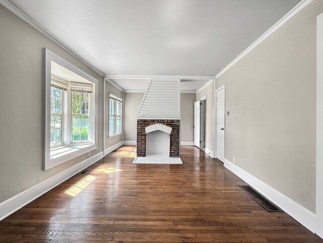 Building Photo - 2 bedroom 1 bath bungalow in the heart of ...